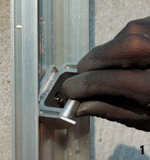 Inserimento del blocchetto di aggancio sul
profilo canalina