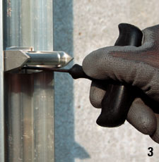 Fissaggio tramite la vite in acciaio
inox pre-inserita nel blocchetto di aggancio